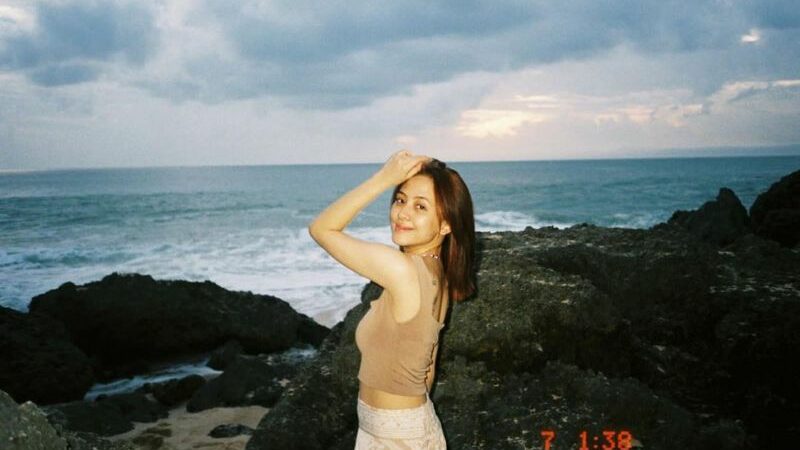 Unggah foto liburan di pantai saat dipotret oleh sang kekasih, Zara Adisty dinilai netizen miliki kecantikan yang sangat natural.