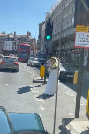Pengantin Wanita Terlantar di Pinggir Jalan, Pria Baik Hati Ini Bantu "Menyelamatkan" 2 Lampiran Gambar
