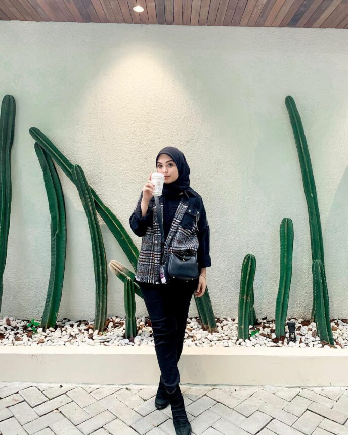 Ikuti Tren Pakaian Kekinian, Vebby Palwinta Nostalgia Masa SMA 3 Lampiran Gambar