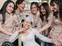 Adinda Azani baru saja resmi dipersunting oleh seorang pria yang merupakan sahabatnya sendiri. Ia pun mengaku mendapat restu dari temannya.