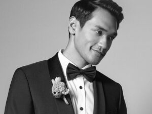 Afgan belum lama ini mengunggah foto baru di laman instagram pribadinya dengan menganakan kemeja putih dan setelan jas seperti akan menikah.