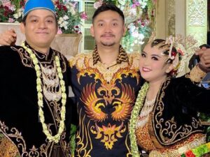 Angga Wijaya tampak legowo saat menghadiri pernikahan adik sespupu Dewi Perssik, ia pun menyalami semua keluarga Dewi Perssik dalam pesta tersebut.