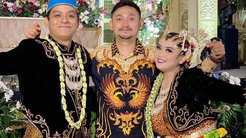 Angga Wijaya tampak legowo saat menghadiri pernikahan adik sespupu Dewi Perssik, ia pun menyalami semua keluarga Dewi Perssik dalam pesta tersebut.