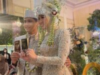 Komedian Bintang Emon ahri ini sah menikah dengan sang kekasih, Alca Octaviani pada Minggu (24/7/2022) dengan mahar seperangkat alat salat dan dollar Amerika.