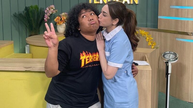 Marshel Widianto belum lama ini mengunggah video romantisnya yang sedang makan ondel-ondel bareng Celine Evangelista, Kamis (28/7/2022).