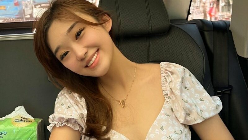 Livy Renata pernah jatuh cinta dengan gurunya sendiri, walau merasa jika pria yang lebih dewasa bukanlah tipe idamannya.