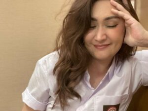 Nafa Urbach terlihat begitu cantik dengan seragam SMA, mantan suami sampai teringat masa lalu karena sulit move on.