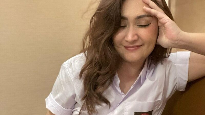 Nafa Urbach terlihat begitu cantik dengan seragam SMA, mantan suami sampai teringat masa lalu karena sulit move on.