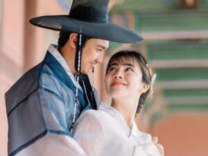 Felicya Angelista jalani photoshot bersama sang suami, Caesar Hito. Kali ini mereka kenakan baju tradisional Korea. Banyak yang bilang seperti di drama Korea.