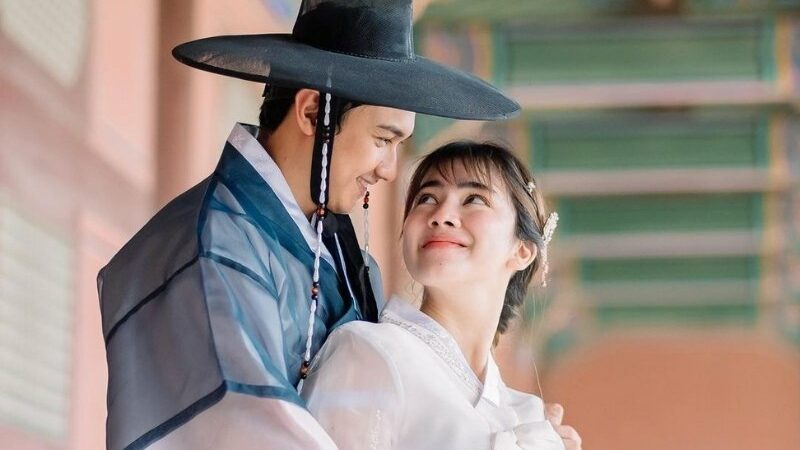 Felicya Angelista jalani photoshot bersama sang suami, Caesar Hito. Kali ini mereka kenakan baju tradisional Korea. Banyak yang bilang seperti di drama Korea.