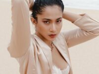 Sering bergaya tomboi, kali ini artis cantik Aghniny Haque mencoba style cewek kue yang sedang tren. Banyak penggemar yang salah fokus.