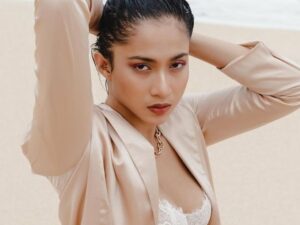 Sering bergaya tomboi, kali ini artis cantik Aghniny Haque mencoba style cewek kue yang sedang tren. Banyak penggemar yang salah fokus.