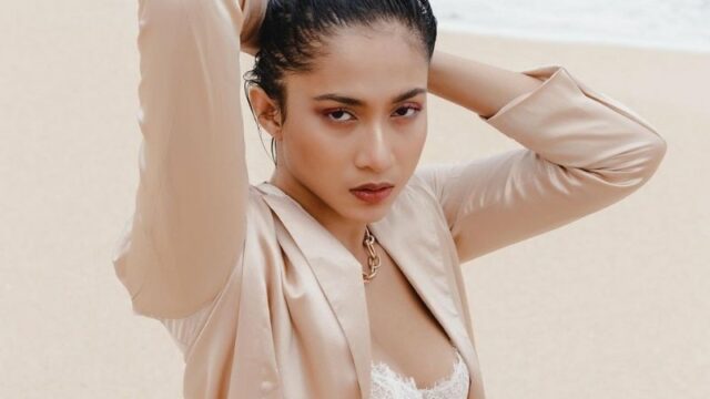 Sering bergaya tomboi, kali ini artis cantik Aghniny Haque mencoba style cewek kue yang sedang tren. Banyak penggemar yang salah fokus.