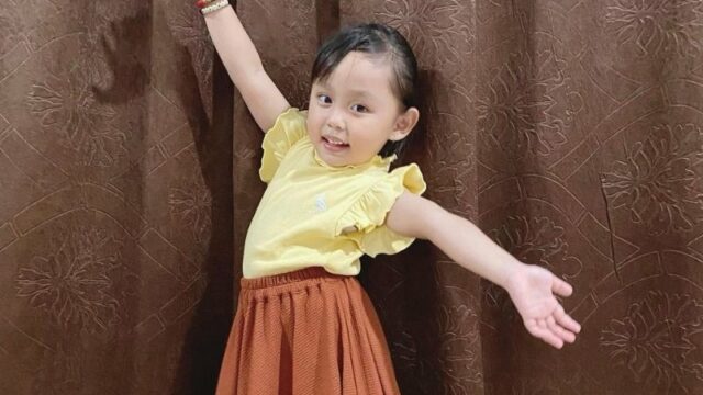 Tangisan Shabira Alula pecah kala melihat foto bayinya. Sambil sesenggukan Lala berkata ingin kembali kecil dan tidak mau tumbuh besar.