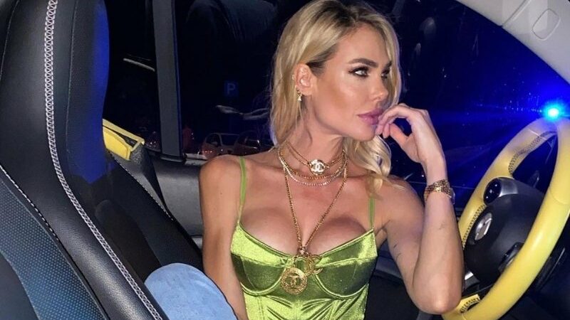 Mantan istri Francesco Totti, Ilary Blasi, memanjakan para penggemarnya di sosial media dengan foto tanpa bra.