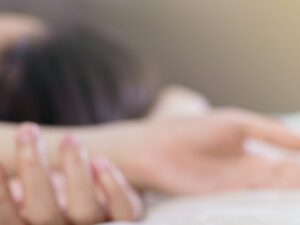 Seorang oknum kepala desa digrebek lagi mesum dengan seorang guru sekola dasar, mereka digrebek oleh suami guru SD di sebuah hotel.