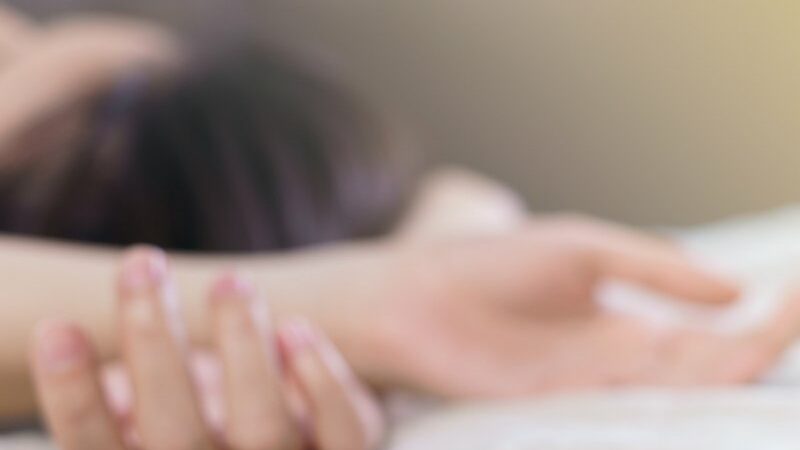 Seorang oknum kepala desa digrebek lagi mesum dengan seorang guru sekola dasar, mereka digrebek oleh suami guru SD di sebuah hotel.