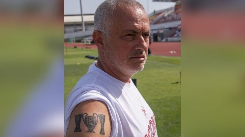 Pelatih fenomenal Mourinho memamerkan tato barunya di lengan kanan bergambar tiga trofi Eropa. Hal itu adalah buntut dari ejekan netizen.