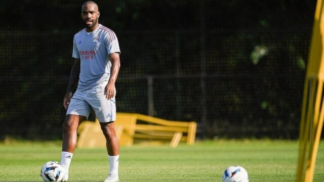 Alexandre Lacazette Gagal Ikut Pramusim bersama Lyon karena Kena Sengat Tawon