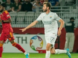 Pemain sepak bola Amerika Serikat, Collin Martin, mengaku gay tidak peduli dengan aturan di Qatar. Collin akan tetap bermain di Piala Dunia 2022 di Qatar.