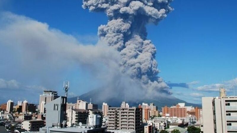 Pertandingan dua klub divisi tiga Liga Jepang antara, Kagoshima United melawan Sagamihara diwarnai letusan gunung berapi Sakurajima.