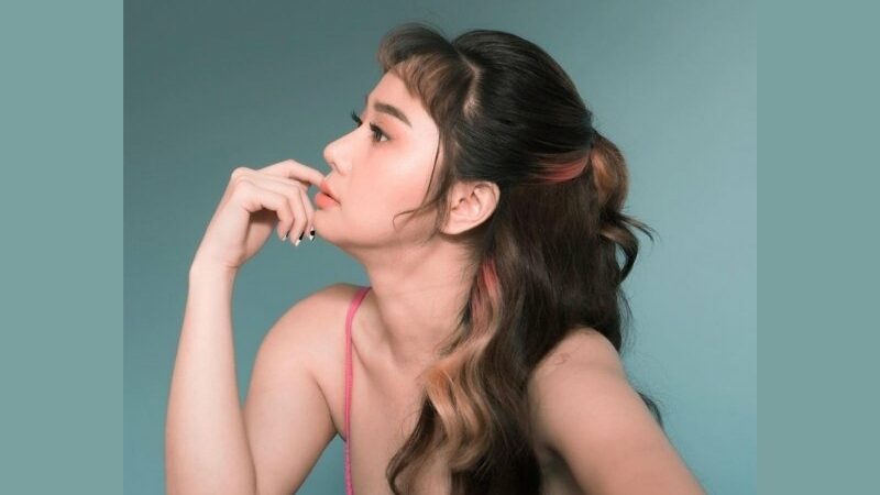 Denise Chariesta terlihat semakin cantik karena kulit bersinar dan glowing yang dimilikinya buat banyak netizen terpana.