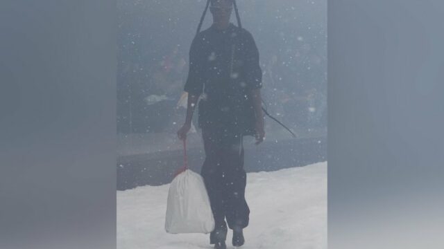 Balenciaga baru saja merilis brand terbarunya yang berbentuk trash bag atau kantong sampah. Harganya diperkirakan mencapai 44 juta rupiah.