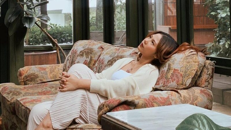 Terpapar virus Covid-19 membuat Nadin Amizah terpaksa melakukan isoman dan menunda segala agenda yang telah disusun sebelumnya