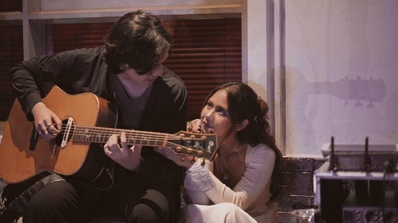 Nadin Amizah kini blak-blakan unggah momen romantisnya bersama kekasih (31/7/22), banyak netizen yang dibuat meleleh