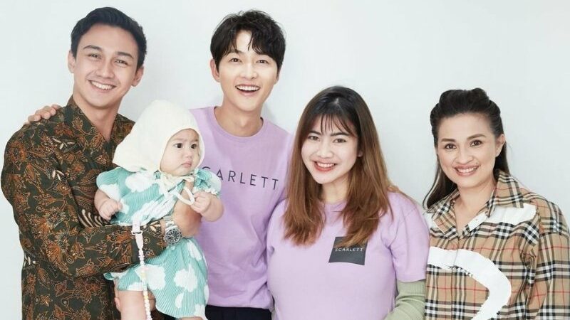 Felicya Angelista baru-baru ini memamerkan foto bersama aktor ganteng korea, Song Joong Ki. Netizen banyak yang merasa iri.