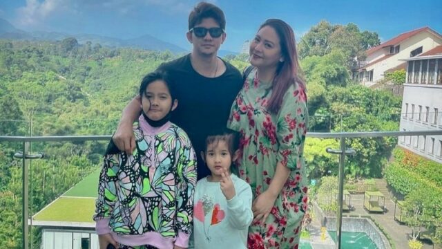 Rumah tangga Iko Uwais selalu nampak adem ayem dan jarang diterpa isu miring. Potret keluarganya bisa jadi salah satu potret keluarga bahagia