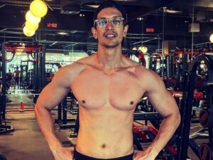 Perubahan bentuk tubuh Dimas Beck membuat netizen terkejut. Mereka penasaran bagaimana proses Dimas Beck mendapatkan hasil tersebut