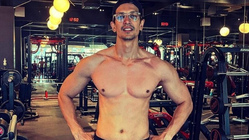 Perubahan bentuk tubuh Dimas Beck membuat netizen terkejut. Mereka penasaran bagaimana proses Dimas Beck mendapatkan hasil tersebut