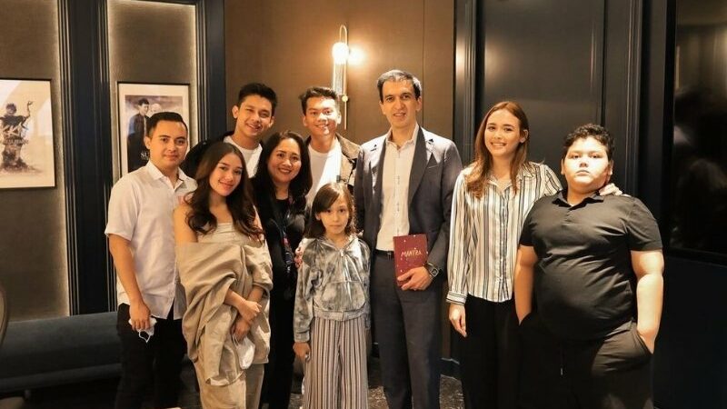 Baru-baru ini, Manoj Punjabi membuat gempar netizen Indonesia karena pertemuannya dengan orang-orang terdekat Laura Anna.