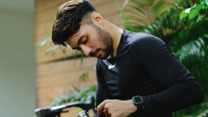 Netizen ramai di buat greget oleh cuitan Refal Hady saat mengunggah foto selfienya. Banyak kaum wanita yang makin meleleh.