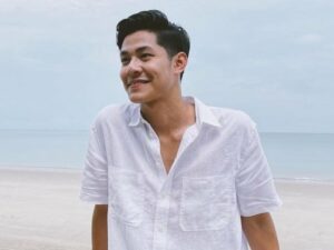 Meerqeen mengunggah foto dirinya saat memerankan Firdaus dalam series yang ia mainkan. Ia ucap rindu di caption miliknya.