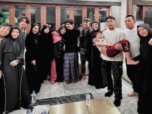 Gen Halilintar akhirnya mendarat di Indonesia dan dapat berkumpul dengan keluarga besar sekaligus dengan cucu pertama dan juga besan setelah 3 tahun.