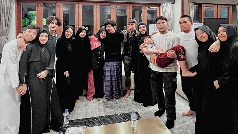 Gen Halilintar akhirnya mendarat di Indonesia dan dapat berkumpul dengan keluarga besar sekaligus dengan cucu pertama dan juga besan setelah 3 tahun.