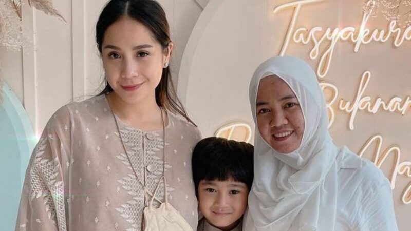 Nagita Slavina dimarahi oleh pengasuhnya sendiri yang bernama Lala, uniknya Nagita sebagai bos malah nurut dibilangin oleh pengasuhnya.