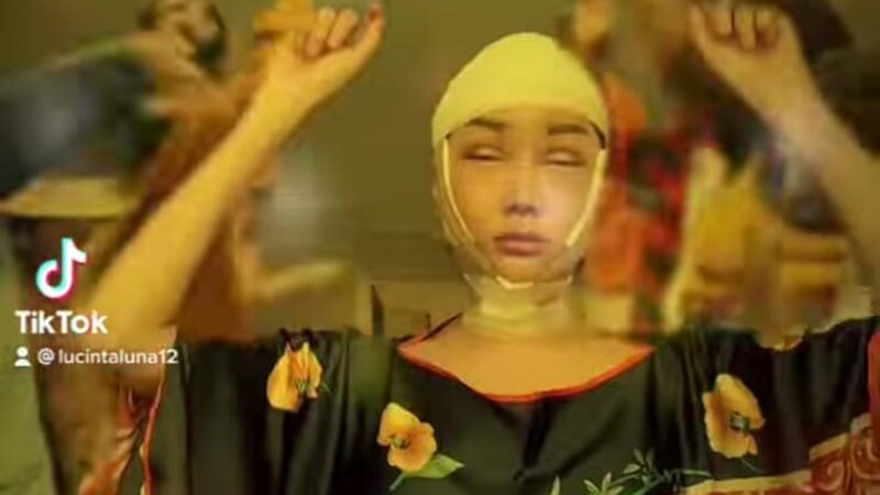 Kondisi Lucinta Luna usai lakukan berbaga operasi di tubuhnya, ia pun sampai sempoyongan untuk berjalan untuk membangkitkan tenaganya lagi.