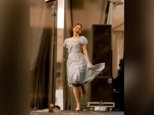 Nadin Amizah yang merupakan idola para anak senja kerap tampil mempesona dengan gaun vintagenya. Banyak yang memuji ciri khasnya.