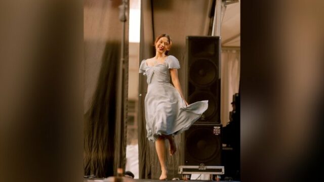 Nadin Amizah yang merupakan idola para anak senja kerap tampil mempesona dengan gaun vintagenya. Banyak yang memuji ciri khasnya.