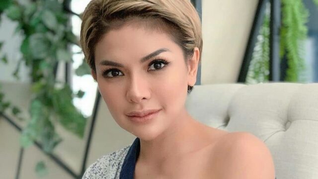 Nikita Mirzani terlihat begitu bahagia ketika bisa berpose dengan begitu menempel dengan sosok idolanya jadi perhatian netizen.
