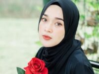 Penampilan Ririe Fairus yang mengenakan ootd hitam dan membawa mawar serta dengan caption ingin punya ayang jadi sorotan publik.