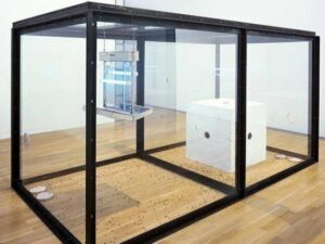 Instalasi seni kontroversial di sebuah museum Jerman ini dihapus karena dianggap melanggar hak lalat oleh kelompok pembela hak binatang.