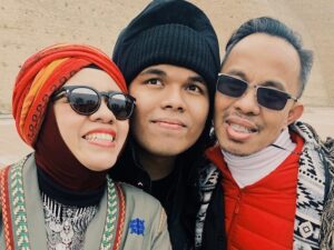 Bu Geni, ibu kandung Thariq Halilintar kini sudah berada di Indonesia dan bertemu dengan cucu sekaligus besan dan juga calon mantu, Fuji.