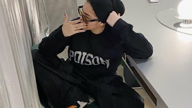 Sivia Azizah tuai pujian netizen perihal outfit serba hitam yang selalu kece. Banyak yang menyebutkan bahwa Sivia adalah the real cewek mamba.