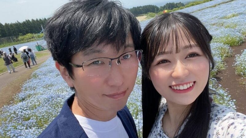 Seorang pria berusia 47 tahun baru-baru ini menjadi viral di kalangan penggemar idol di Jepang karena menikah dengan idola favoritnya.