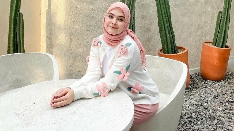 Vebby Palwinta mengunggah fotonya dengan pakaian gaya pakaian kekinian ala cewek kue. Hal tersebut membuatnya nostalgia masa remaja.