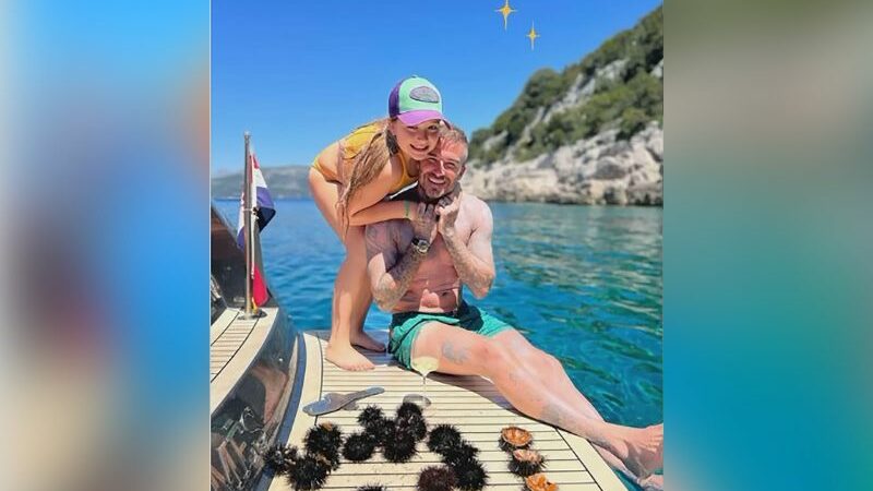 Victoria Beckham tampak mengunggah beberapa potret momen liburannya bersama sang suami, David Beckham dan putri mereka Harper.